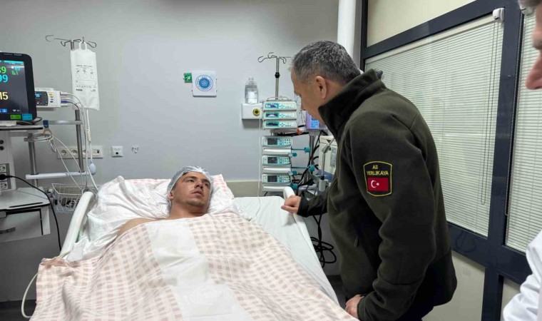 Bakan Yerlikaya, Konyada çöken bina enkazından kurtarılan yaralıları hastanede ziyaret etti