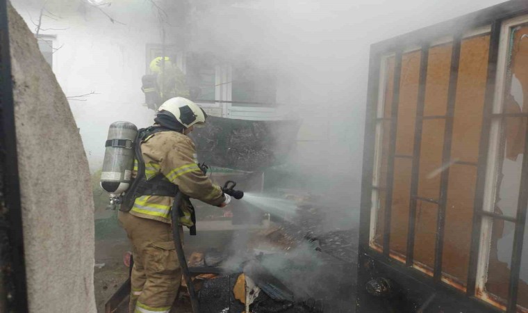 Balıkesirde kömürlükte çıkan yangın söndürüldü