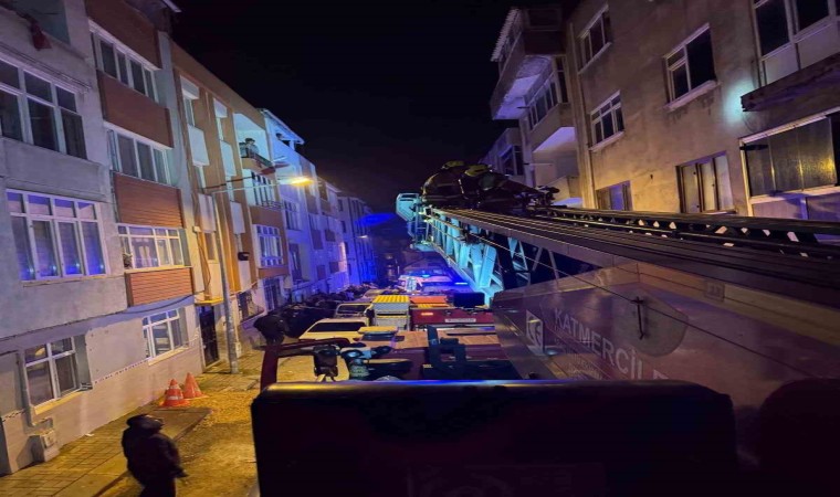 Bandırmada yangın faciası: 1 kişi hayatını kaybetti , 1 itfaiye eri yaralandı