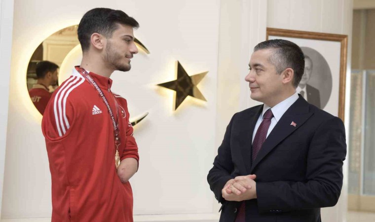 Başkan Vekili Aksoydan Şampiyon sporculara özel destek