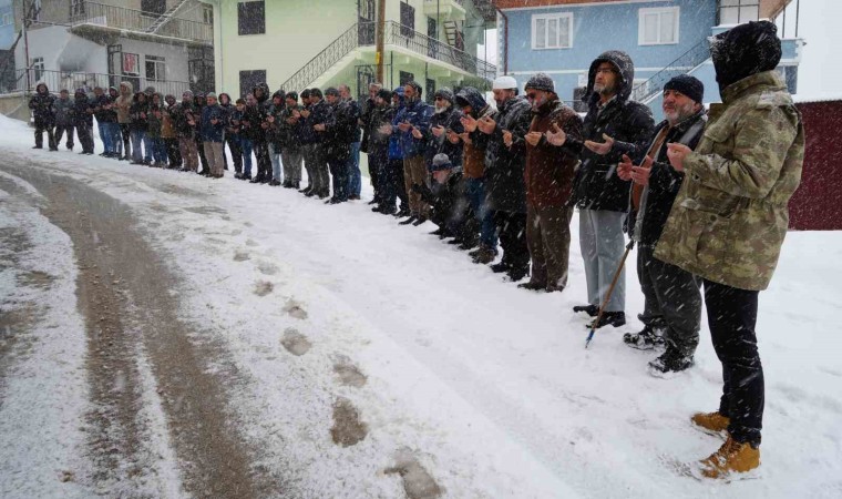 Bayburtta 32 yıl önce çığ felaketinde hayatını kaybedenler kar yağışı altında dualarla anıldı