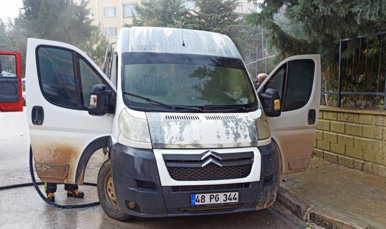 Burdurda araç içerisine düşen sigara izmariti yangına neden oldu