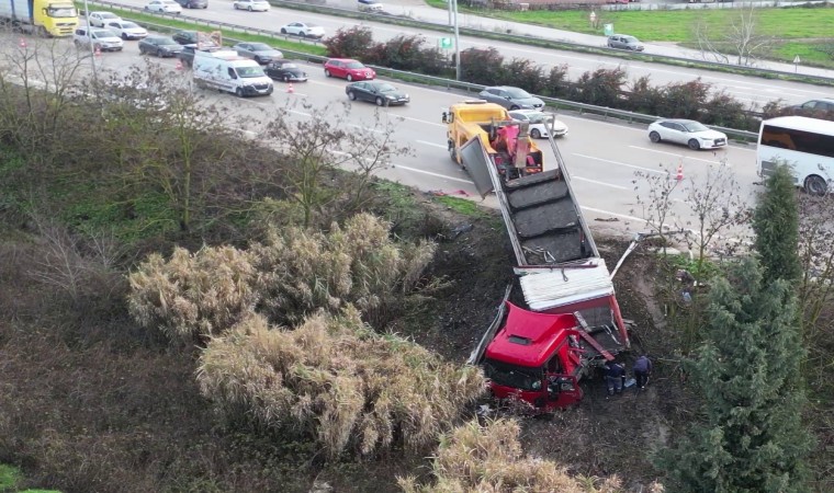 Bursada kontrolden çıkan tır refüje uçtu, otoban kitlendi