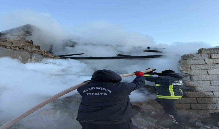 Çaldıranda ahır yangını