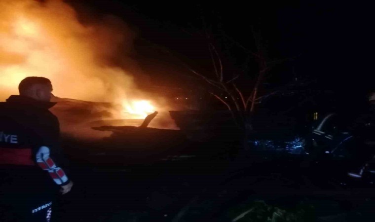 Çanakkalede evin deposu yandı