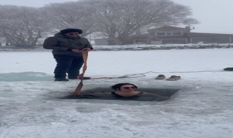 Çıldır Gölünde eksi 20 derece soğukta buz gibi suya girdi