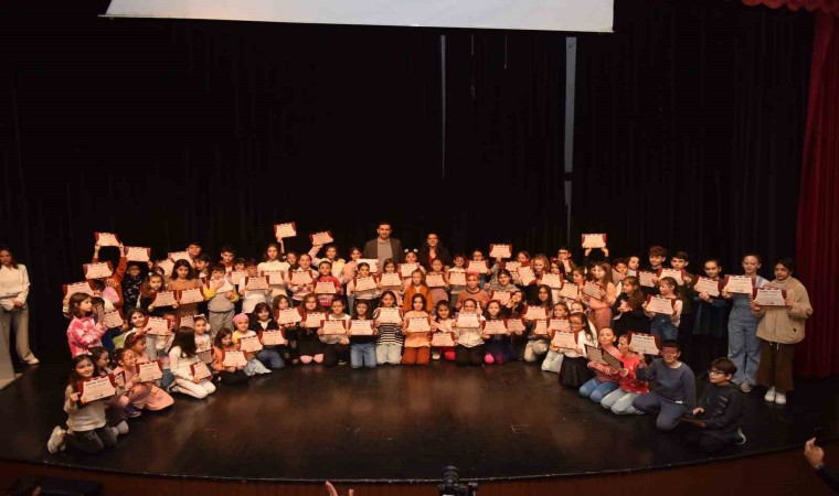 Çocuk drama kursu mezunları sahnede