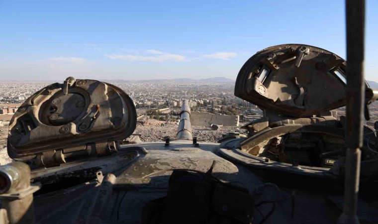 Esadın halkına bomba yağdırdığı 4. Zırhlı Tümen görüntülendi