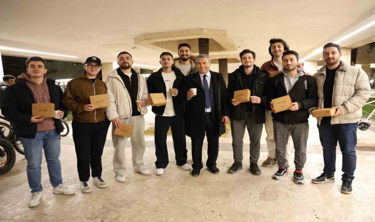 Final haftasına hazırlanan öğrencilere Rektör Adıgüzelden çorba, çay ve kahve ikramı