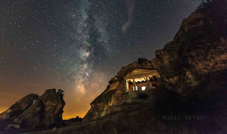 Gerdekkaya ve Yazılıkaya anıtları samanyolu manzarası ile aynı karede buluştu
