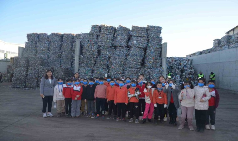 Geri dönüşüm tesisinde atıkların ayrıştırılma sürecini gözlemlediler