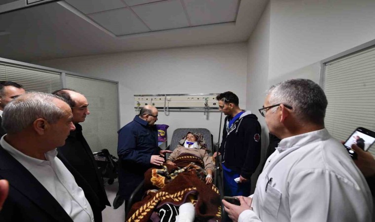 Gönendeki servis kazası sonrası Vali Ustaoğlundan hastane ziyareti