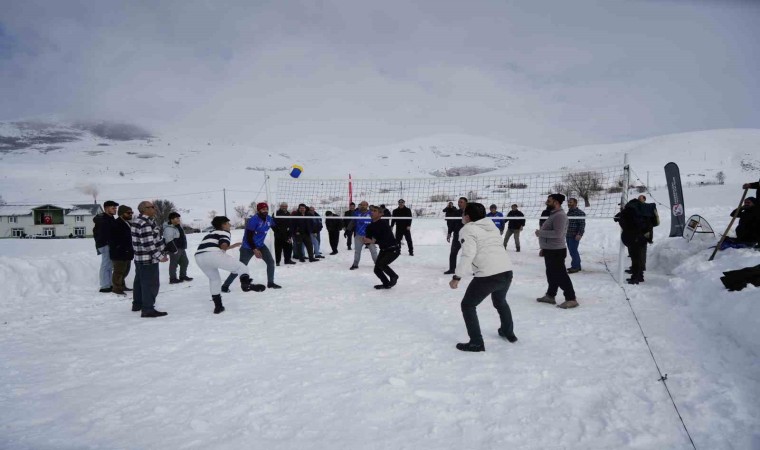 Gümüşhanenin Yenice Köyünde kar voleybolu geleneği 32 yıldır sürüyor