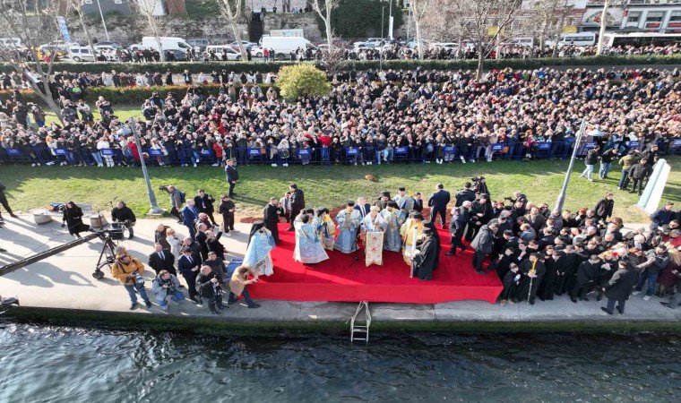 Haliçte denizden haç çıkarma töreni yapıldı