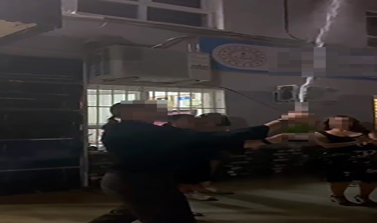 İzmirde devlet okulunda skandal görüntü: Öğretmen okul bahçesinde şampanya patlattı