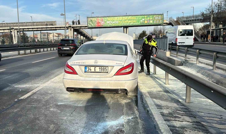 Kağıthanede alevler içinde kalan araca vatandaşlar müdahale etti
