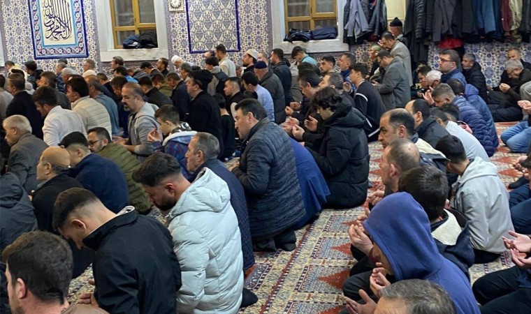 Karapınarda Miraç Kandilinde camiler doldu