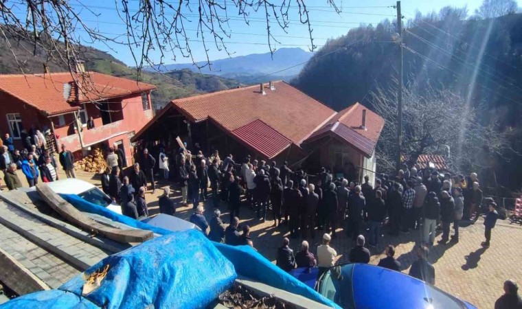 Kestiği ağacın altında kalarak ölen işçi Bartında toprağa verildi