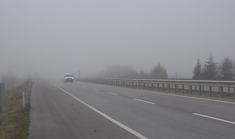 Kırklarelinde yoğun sis: Görüş mesafesi 40 metreye kadar düştü