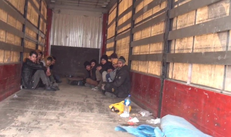 Kırşehirde tırda 11 düzensiz göçmen yakalandı