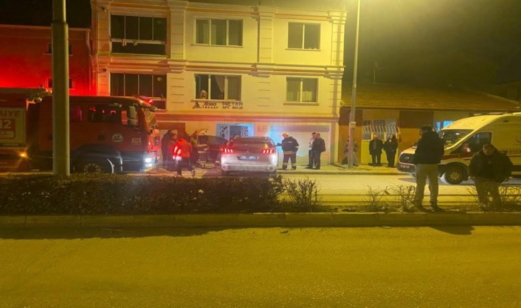 Kontrolden çıkan cip, apartman duvarına çarparak durabildi