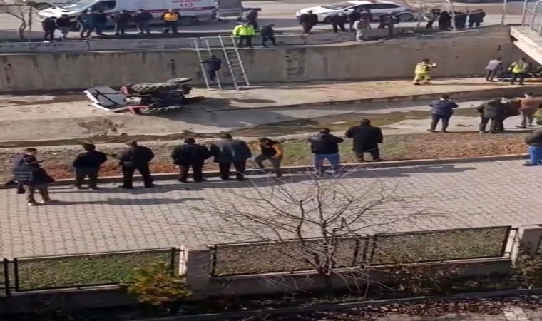 Kontrolden çıkan traktör çaya uçtu: 1 yaralı