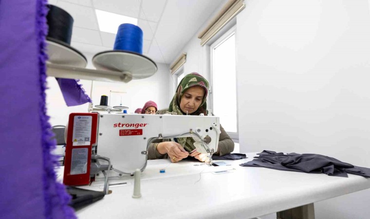 Mersinde dikiş kursuna katılan kadınlar hem sosyalleşiyor, hem üretiyor