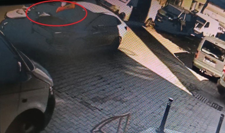 Motosikletliyi otomobilin üzerinden uçuran kaza kamerada