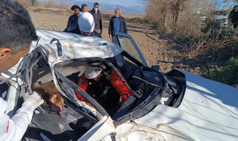 Osmaniyede otomobil şarampole devrildi: 2 yaralı