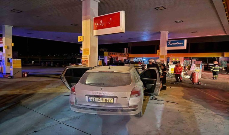 Otomobil akaryakıt istasyonundaki pompalara çarptı, kaza ucuz atlatıldı