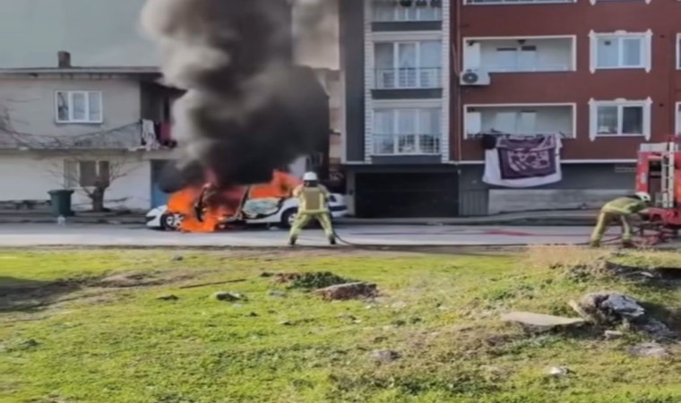 Park halindeki araç alev topuna döndü, itfaiye müdahale ederken patlama meydana geldi