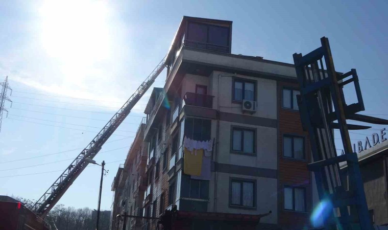 Sancaktepede binanın çatı katında yangın: 6 kişi dumandan etkilendi