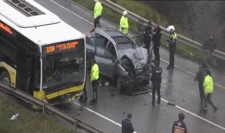 Sancaktepede karşı şeritten gelen araç İETT otobüsüne çarptı: 1 ölü, 4 yaralı