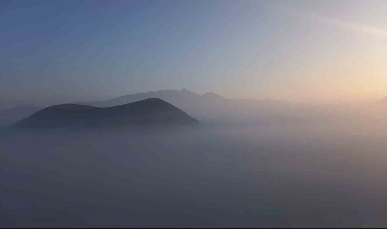 Sis altındaki Meke Gölünden eşsiz gündoğumu manzarası