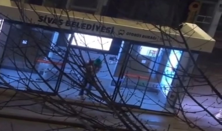 Sivasta duyarlı vatandaş takdir topladı, başkaları kırıp dökerken o temizledi