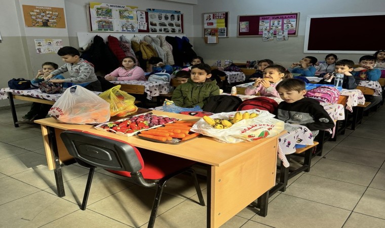 Somalı minikler sağlıklı beslenme ve matematiği pazarda öğrendi