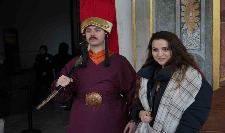 Topkapı Sarayında Osmanlı geleneği: Jandarmalar, silahtar kıyafeti ile nöbet tutmaya başladı
