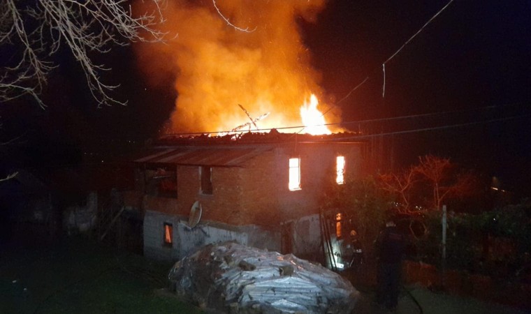 Trabzonda 2 katlı ev alev alev yandı