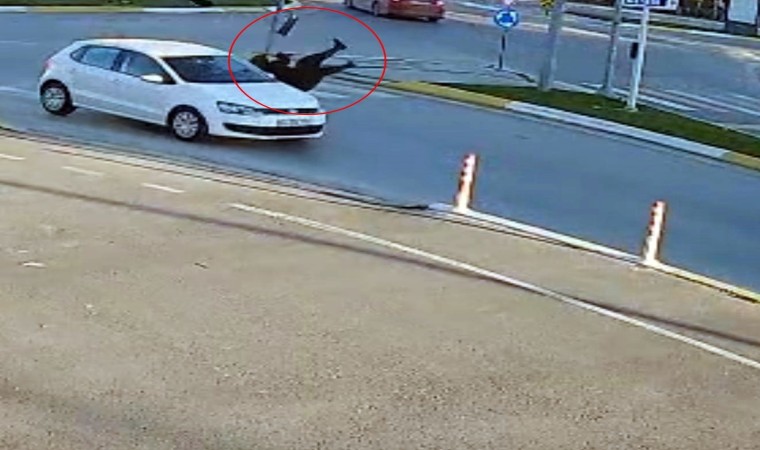 Yaya geçidinde otomobil çarptı, 5 dakika sonra farklı bir araç üzerinden geçti