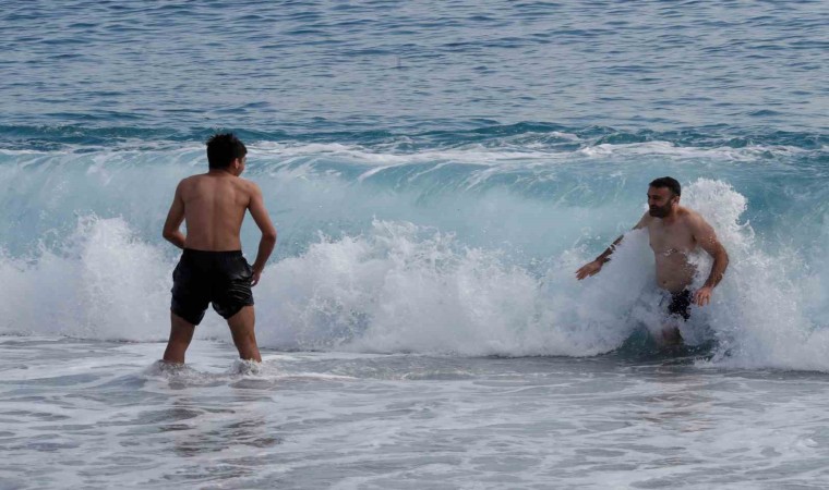 Yüksek kesimlerinde kar etkili olan Antalyanın sahilinde deniz keyfi