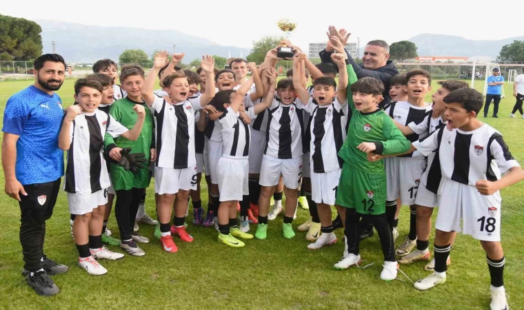 23 Nisan Futbol Turnuvası’nda kupalar sahiplerini buldu