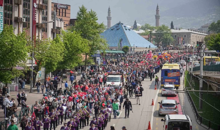 23 Nisan’da binlerce çocuk ellerinde bayraklarla yürüdü