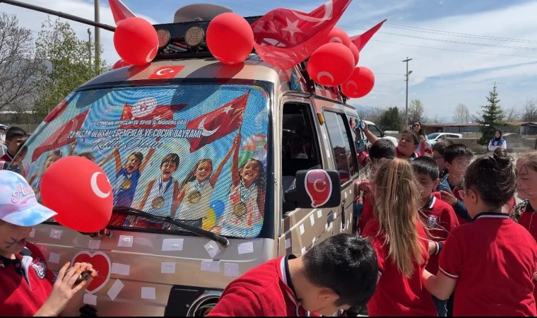 23 Nisan’da çocuklara kek dolu araçla tatlı sürpriz yapıldı