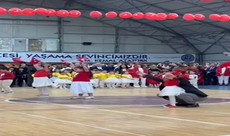 23 Nisan’da yürekleri ısıtan anlar: Bursa’da bir baba, özel eğitim sınıfındaki kızını yalnız bırakmadı