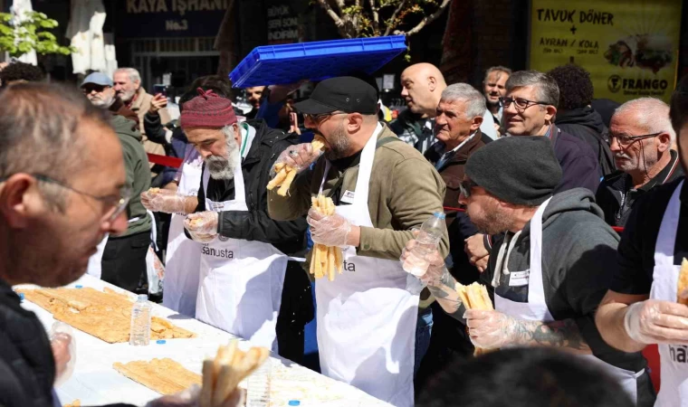 5 dakikada 11 metre börek yedi, 10 gram altının sahibi oldu