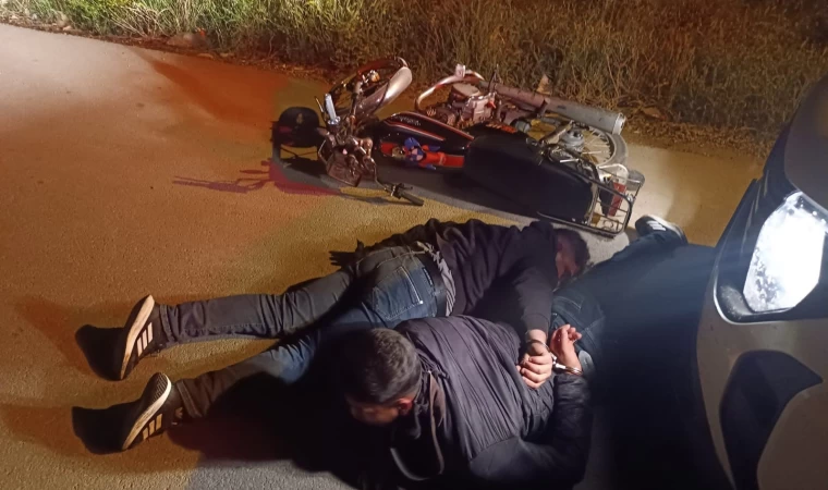 Adana’da 2 şüpheli ev kurşunlayıp, kaçarken kovalamacayla yakalandı