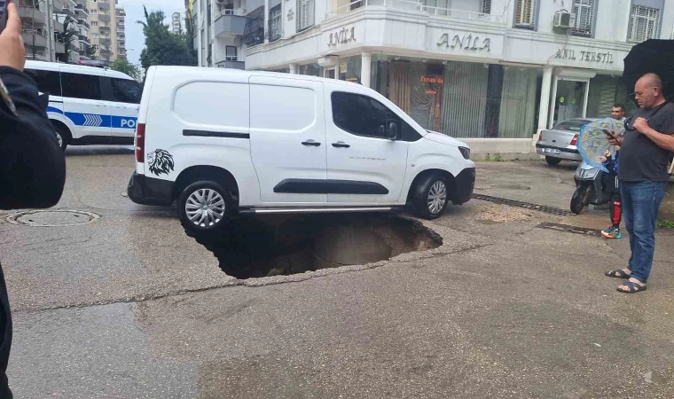 Adana’da yol çöktü, araç düşmekten son anda kurtuldu