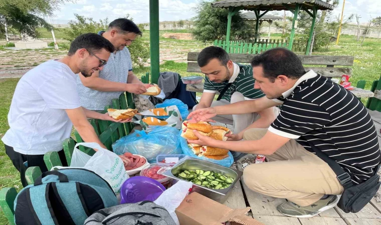 Afyonkarahisar’da üniversiteli gençler kaplıca etkinliğiyle stres attı