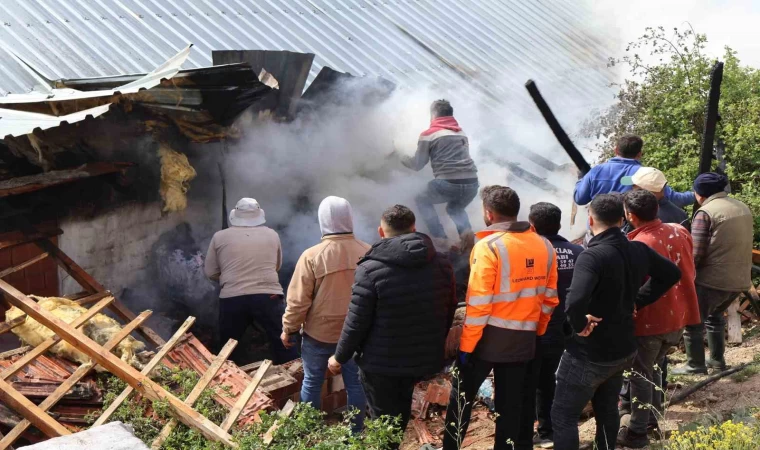 Ahırda çıkan yangın paniğe neden oldu