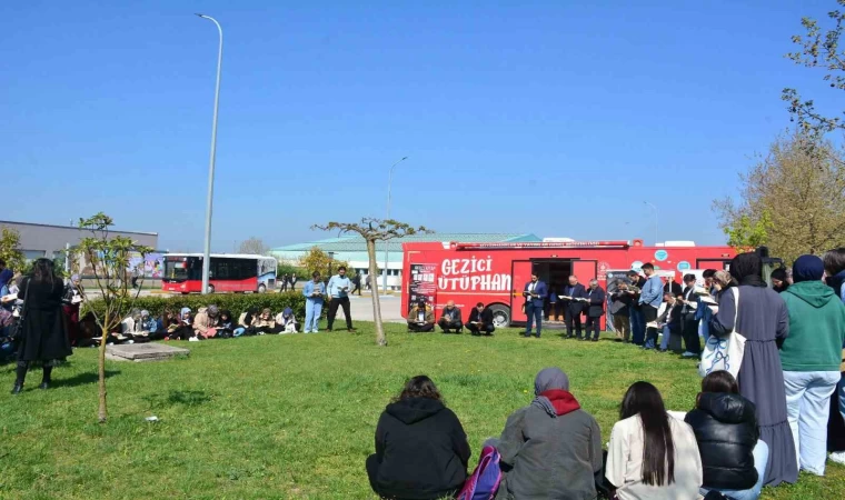 Akademisyenler ve öğrenciler kitap okudular